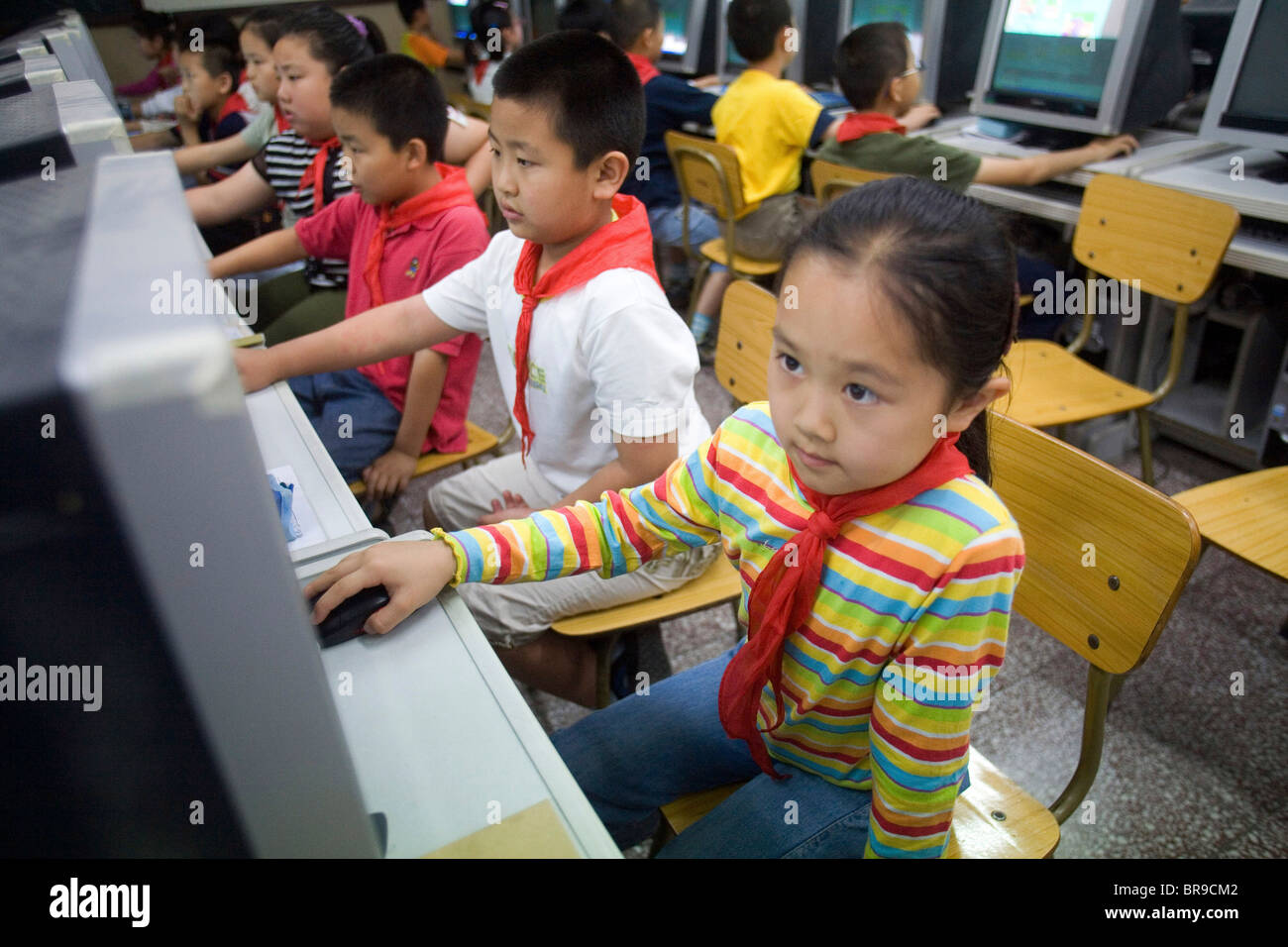 Les écoliers chinois à une classe à Beijing en Chine. Banque D'Images