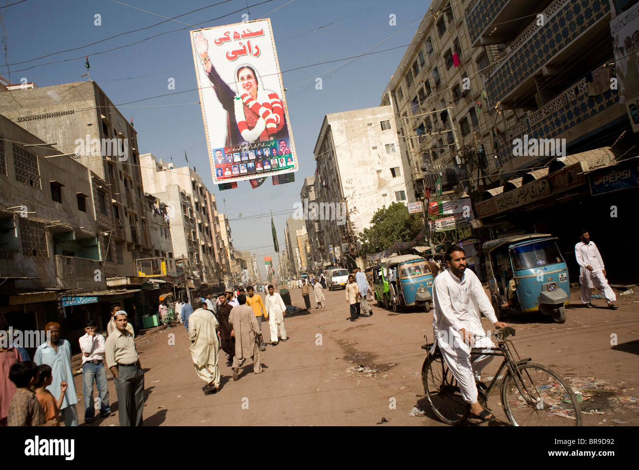 Une scène de rue à Karachi au Pakistan. Banque D'Images
