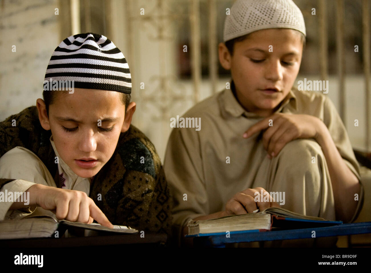 Les jeunes garçons étudier le Coran à une madrassa à Karachi au Pakistan. Banque D'Images
