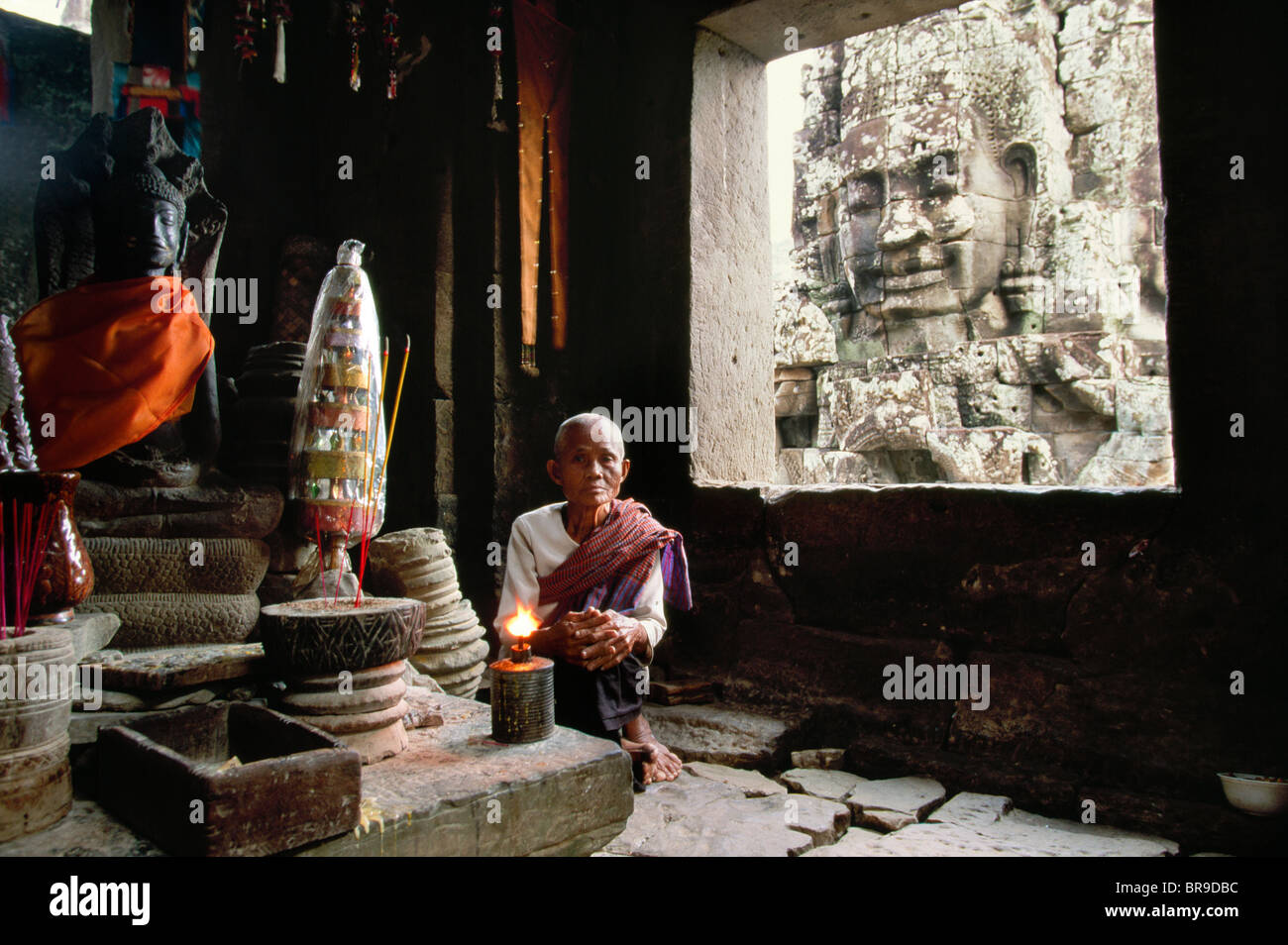 Une religieuse bouddhiste fixe dans l'appareil photo au Cambodge, Angkor complexe. Banque D'Images