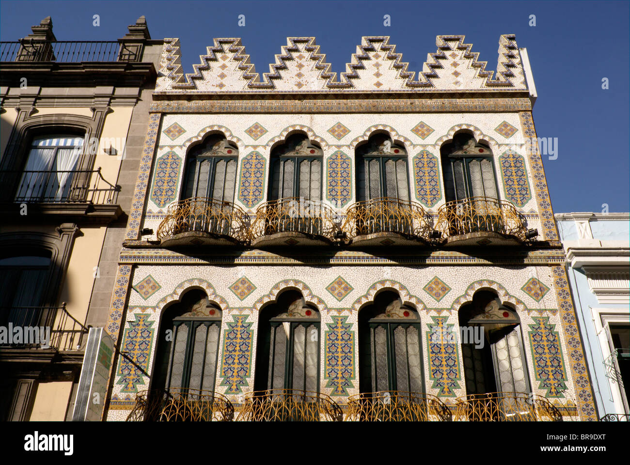 Sol carrelé Talavera façade de l'hôtel Provincia Express dans la ville de Puebla, au Mexique. Puebla est un UNESCO World Heritage Site. Banque D'Images