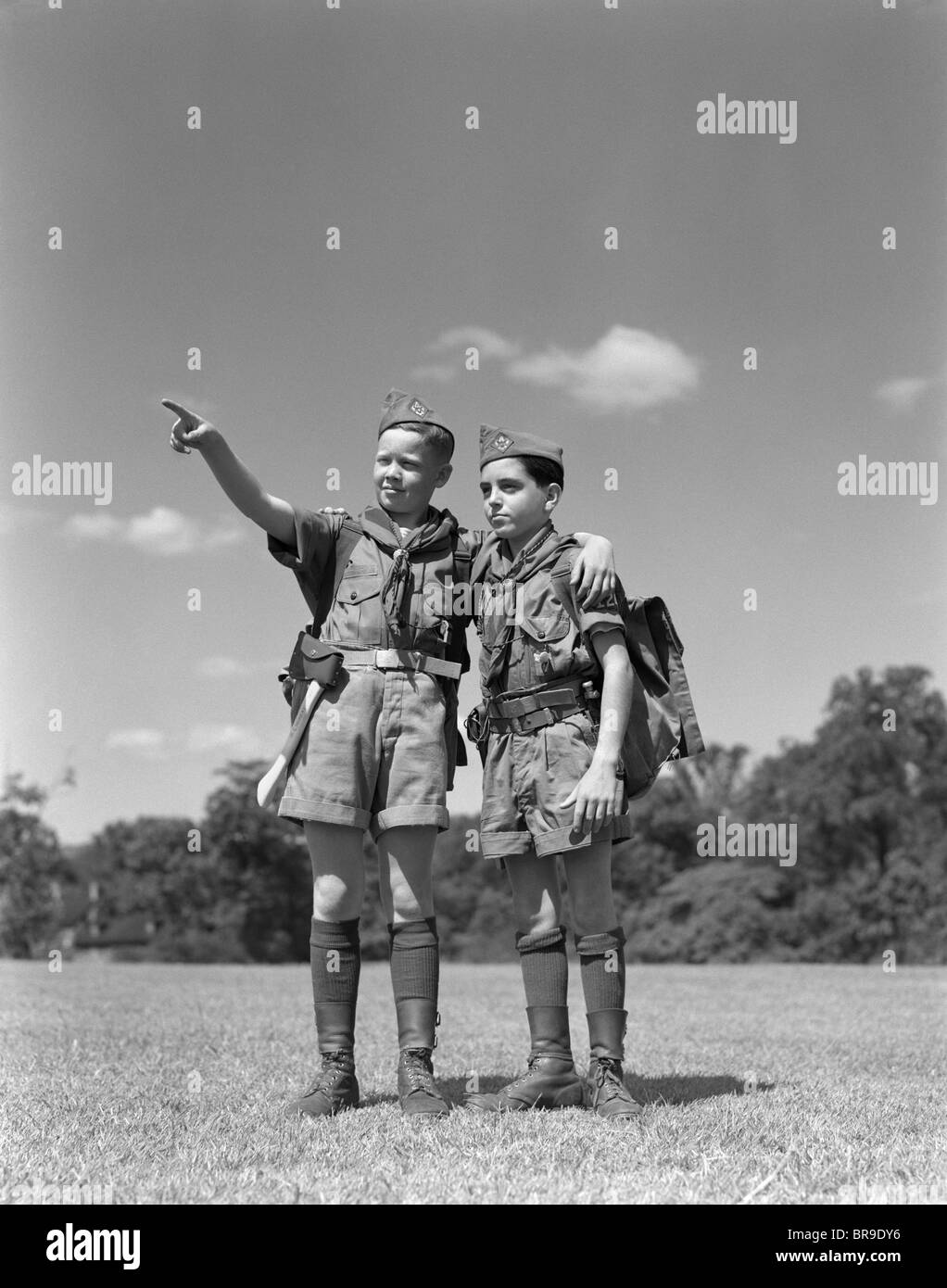 Années 1950 DEUX SCOUTS UNE dirigée portant des uniformes d'ÉQUIPEMENT DE RANDONNÉE Banque D'Images