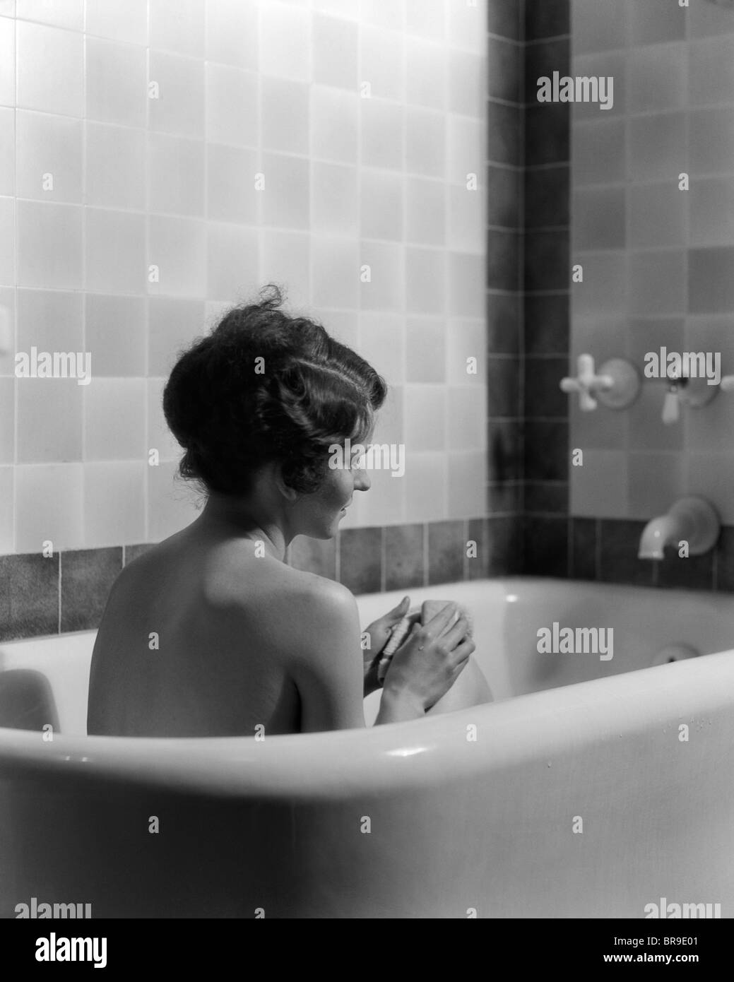 Années 1920 Années 1930 Femme assise dans la baignoire à remous Banque D'Images