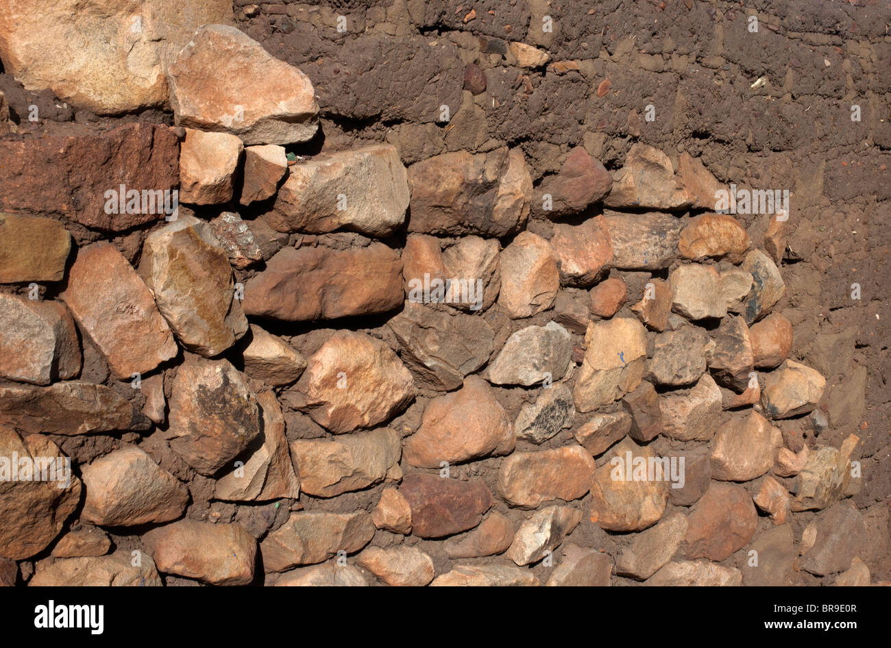 Et pierre, brique de boue (Adobe), forme un contraste de matériaux de construction pour les murs d'une maison à Pucara, Pérou. Banque D'Images