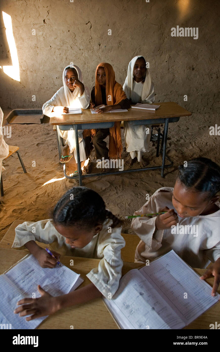Les enfants dans une école primaire à El-Ar - un village dans le nord du Soudan. Banque D'Images