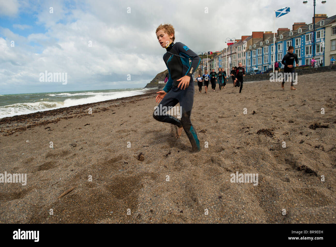 Les adolescents de aberystwyth surf club livesaving de la formation sur la plage, le Pays de Galles UK Banque D'Images