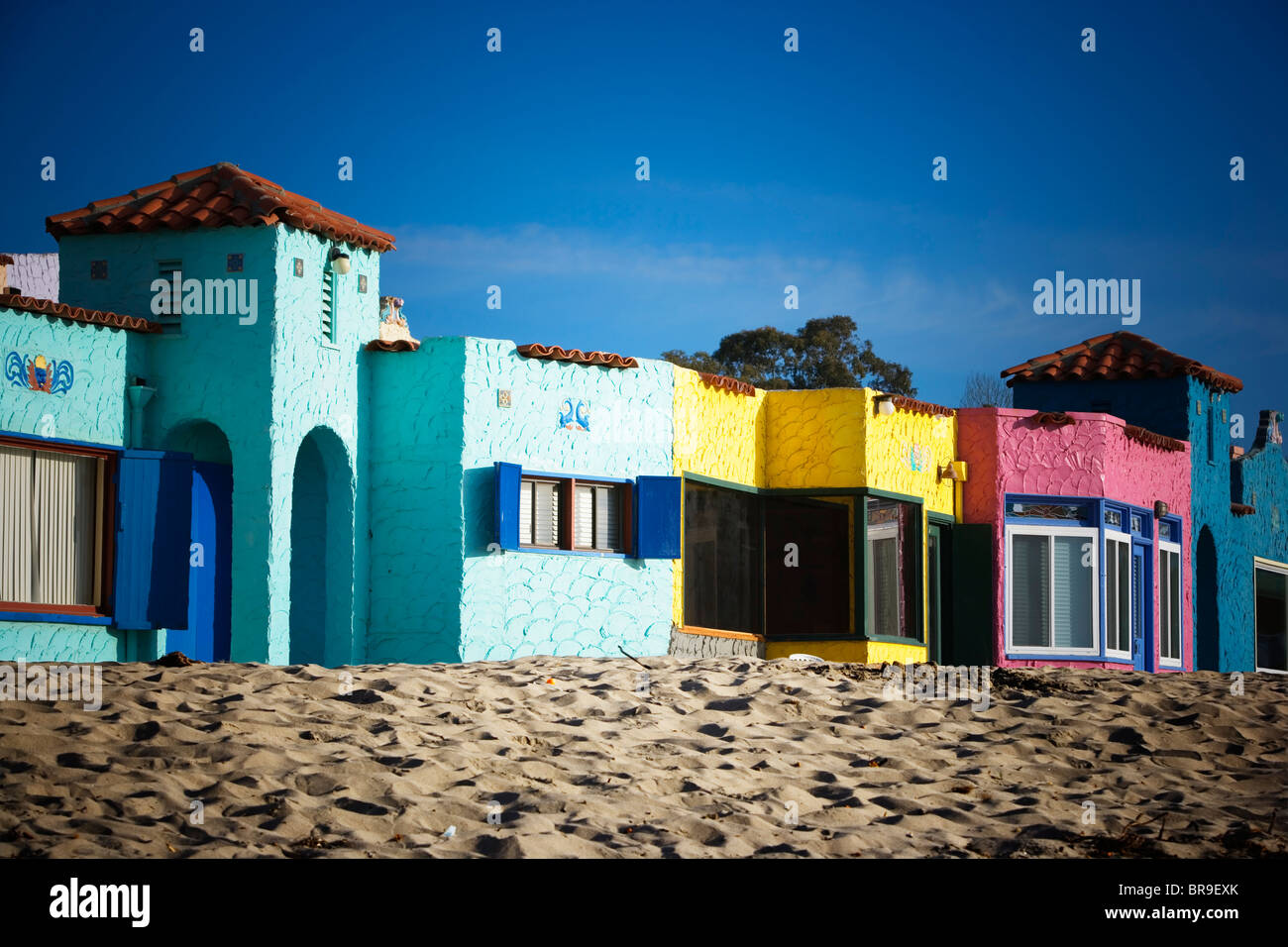 Un style méditerranéen coloré hotel se trouve sur la plage à Capitola California United States. Banque D'Images