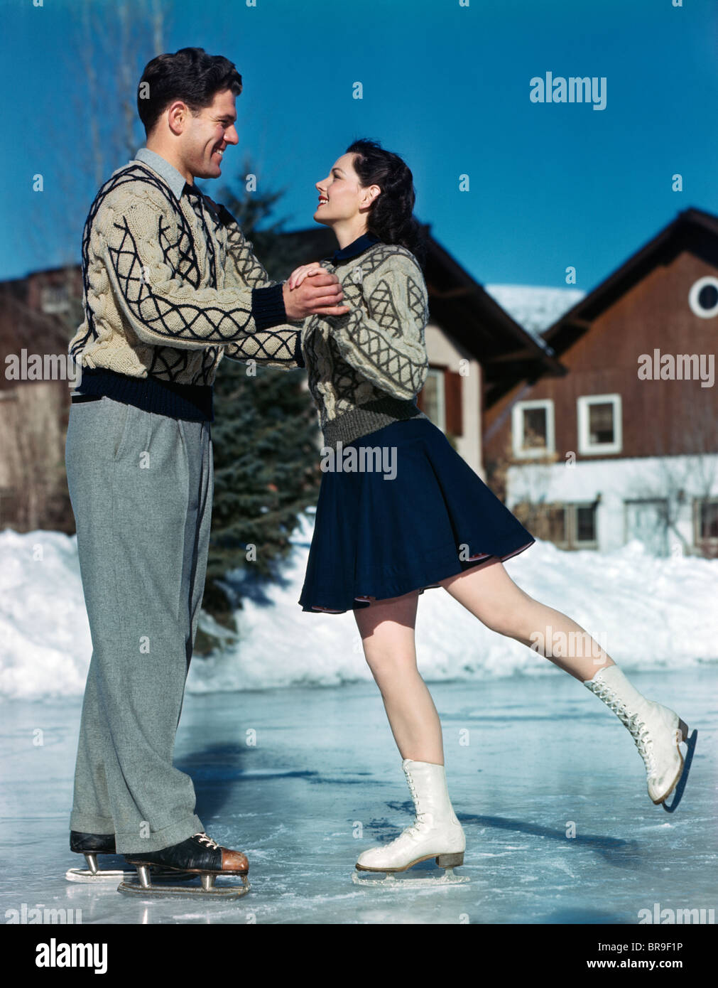 Années 1940 Années 1950 SMILING COUPLE PATINAGE SUR GLACE Banque D'Images