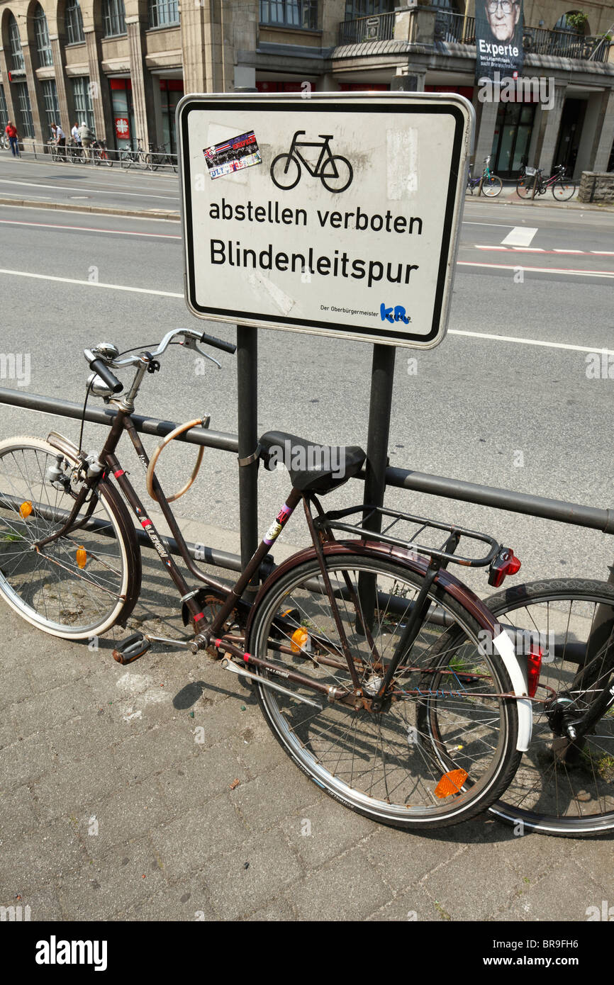 Signe d'interdiction, pas de parking, de l'orientation des personnes aveugles, pas de parking de bicyclettes à la main courante main courante parce que c'est très utile pour les personnes aveugles pour trouver le bon chemin Banque D'Images