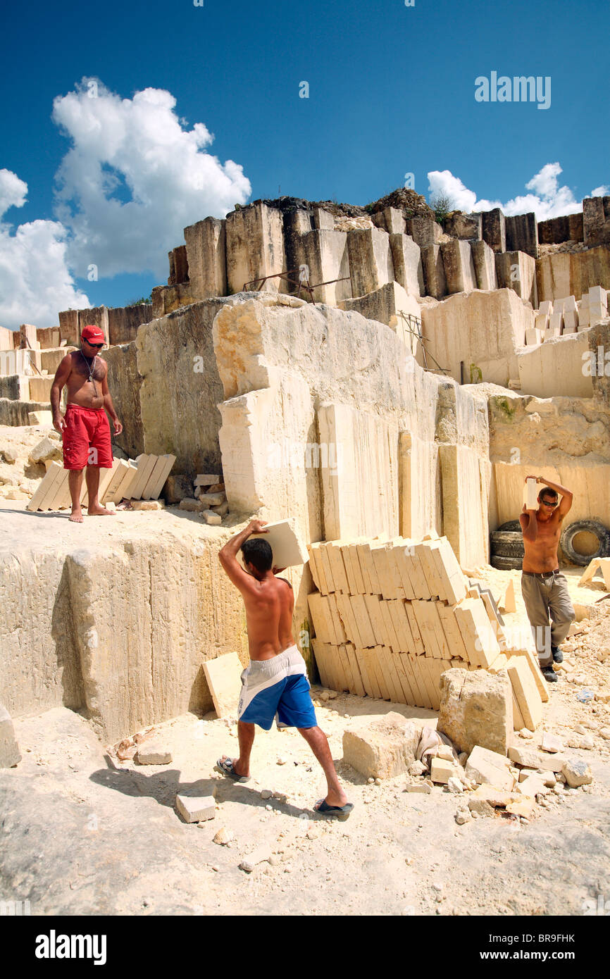 Les hommes travaillent dans une carrière de calcaire près de Matanzas Cuba. Banque D'Images
