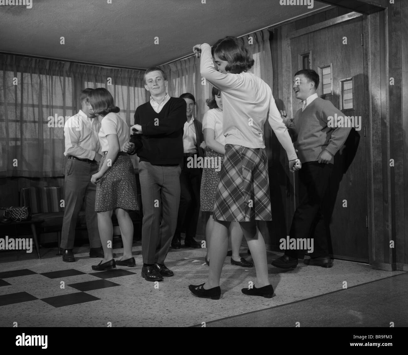 1960 Groupe de jeunes adolescents à l'intérieur de la danse Banque D'Images