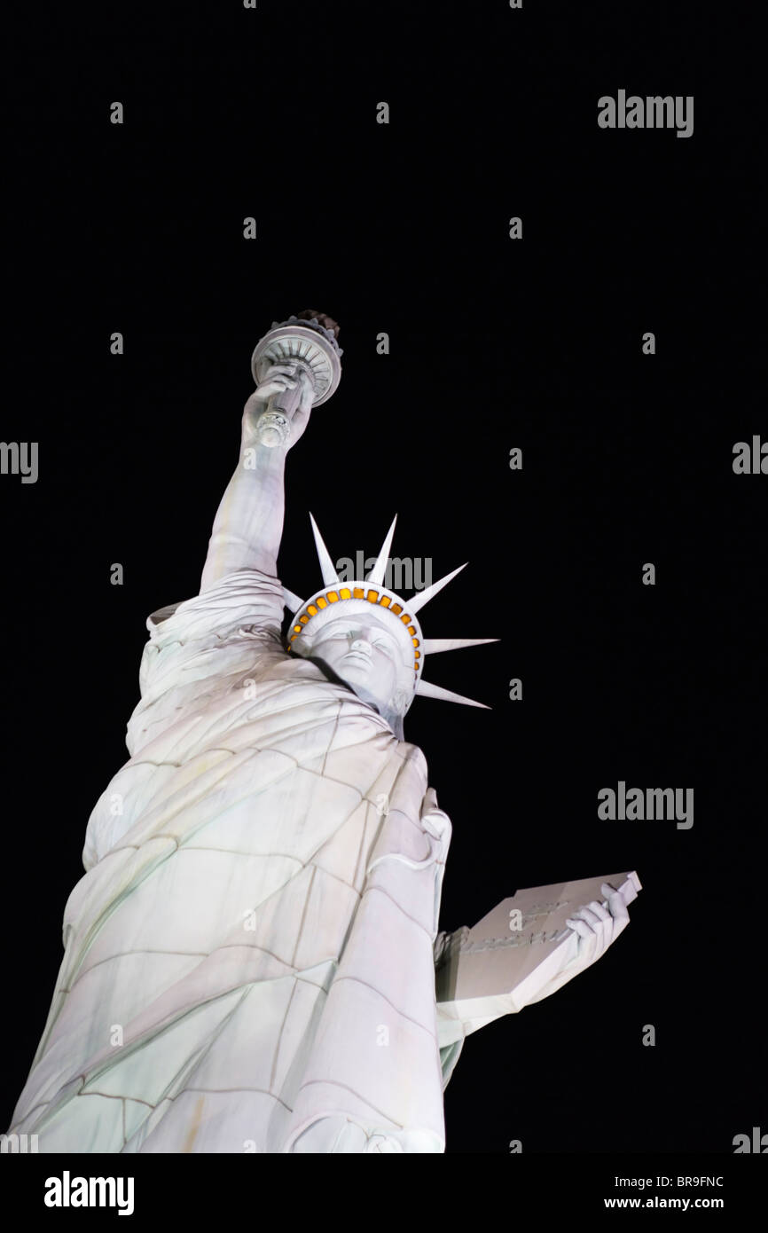 Regardant les 150 pieds (46 m) de hauteur de la moitié de l'échelle de la Statue de la liberté. Banque D'Images