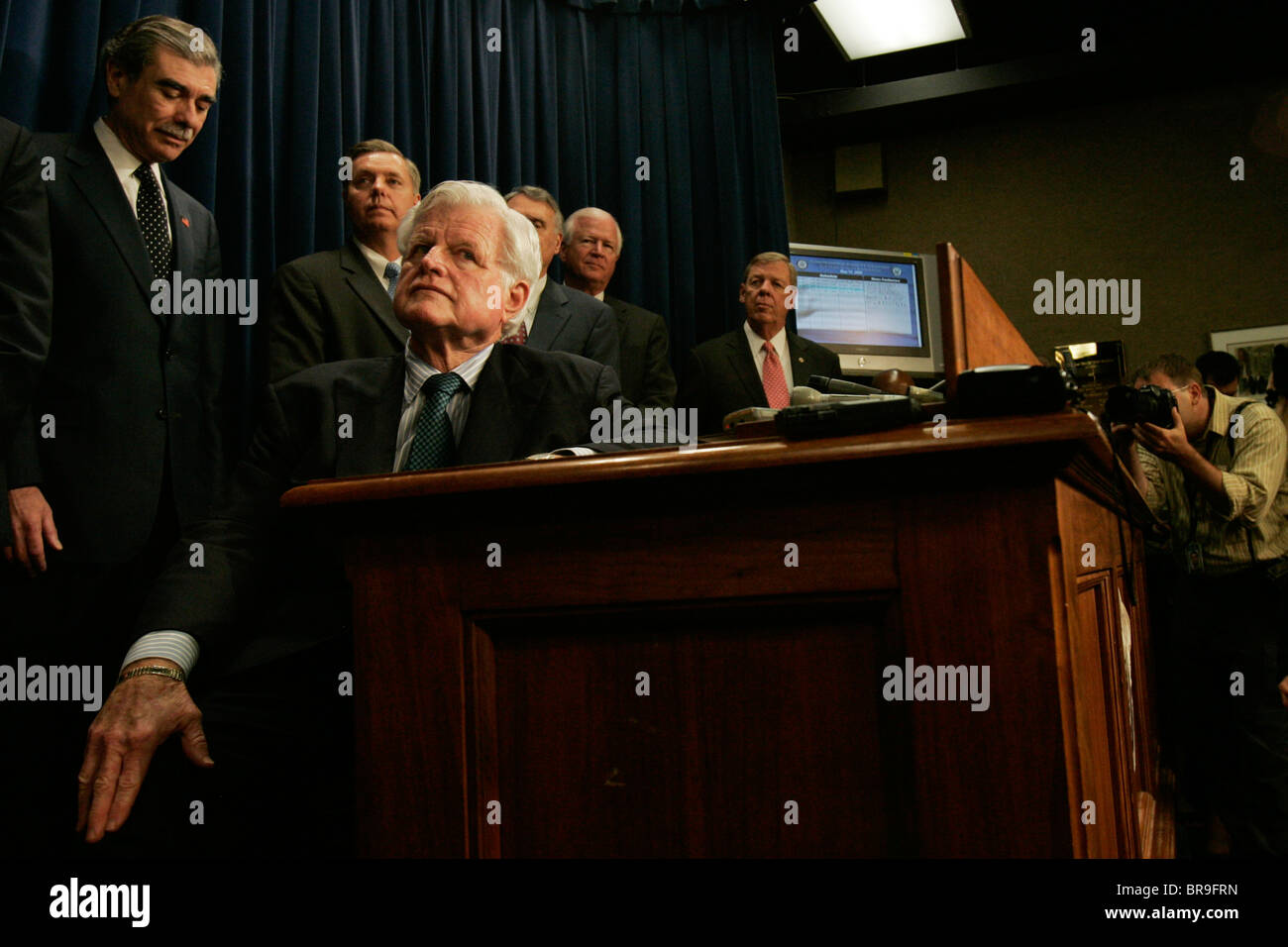 Un Sentaor Kennedy à presser sur la colline du Capitole. Banque D'Images