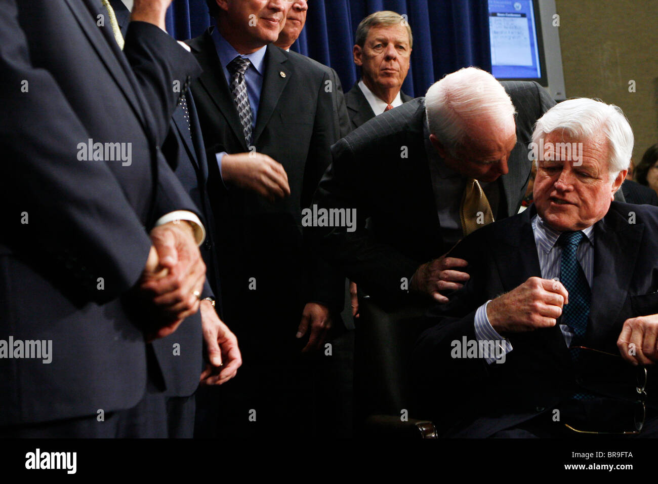 Le sénateur Kennedy lors d'une conférence de presse. Banque D'Images