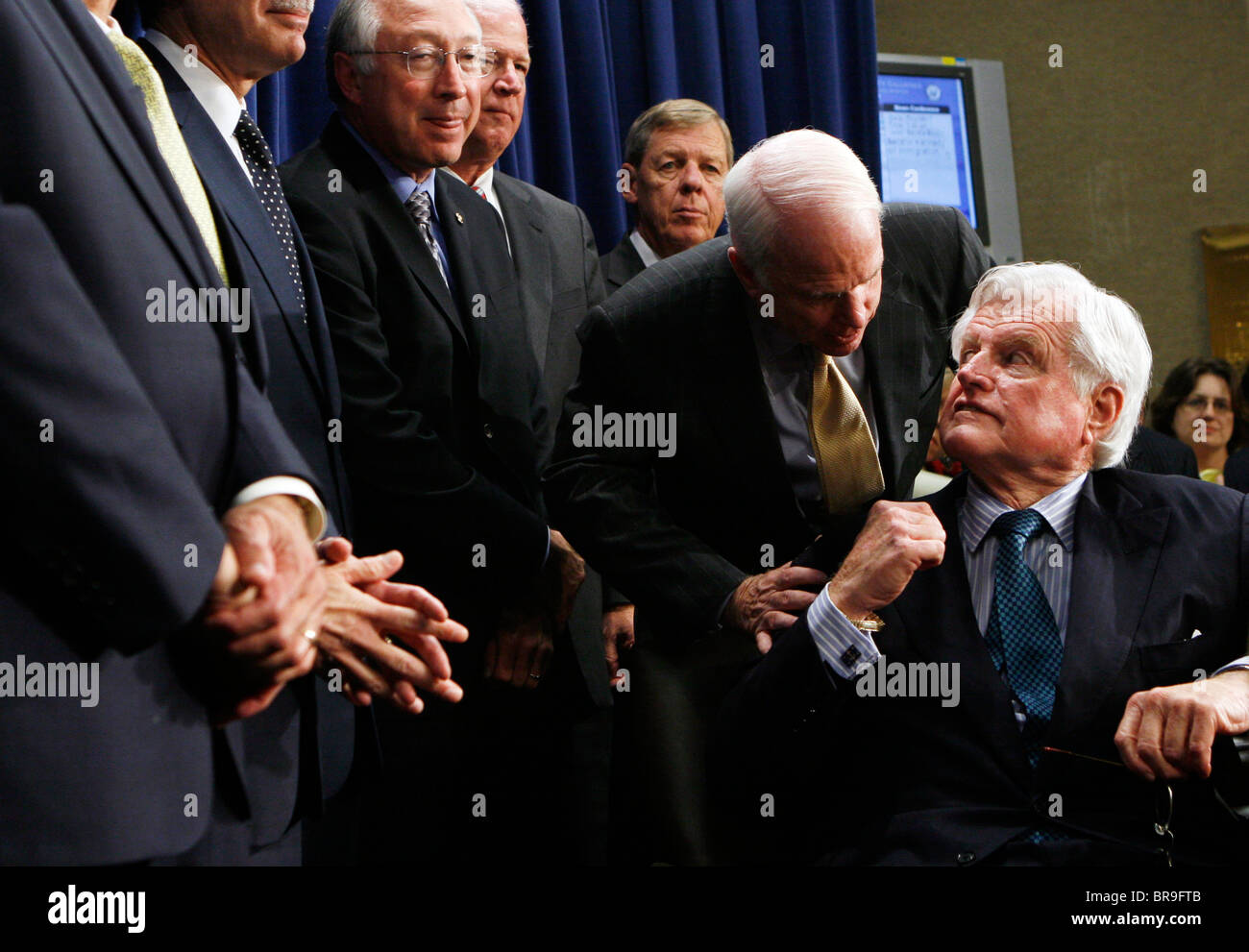 Le sénateur Kennedy lors d'une conférence de presse. Banque D'Images