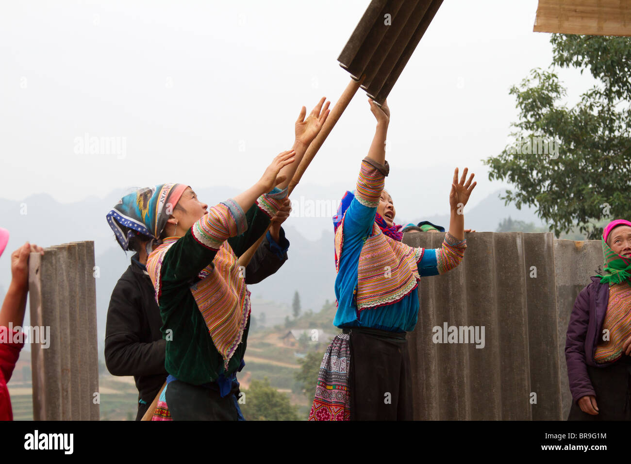 Les femmes hmong fleurs hommes main matériaux de toiture, du vietnam Banque D'Images