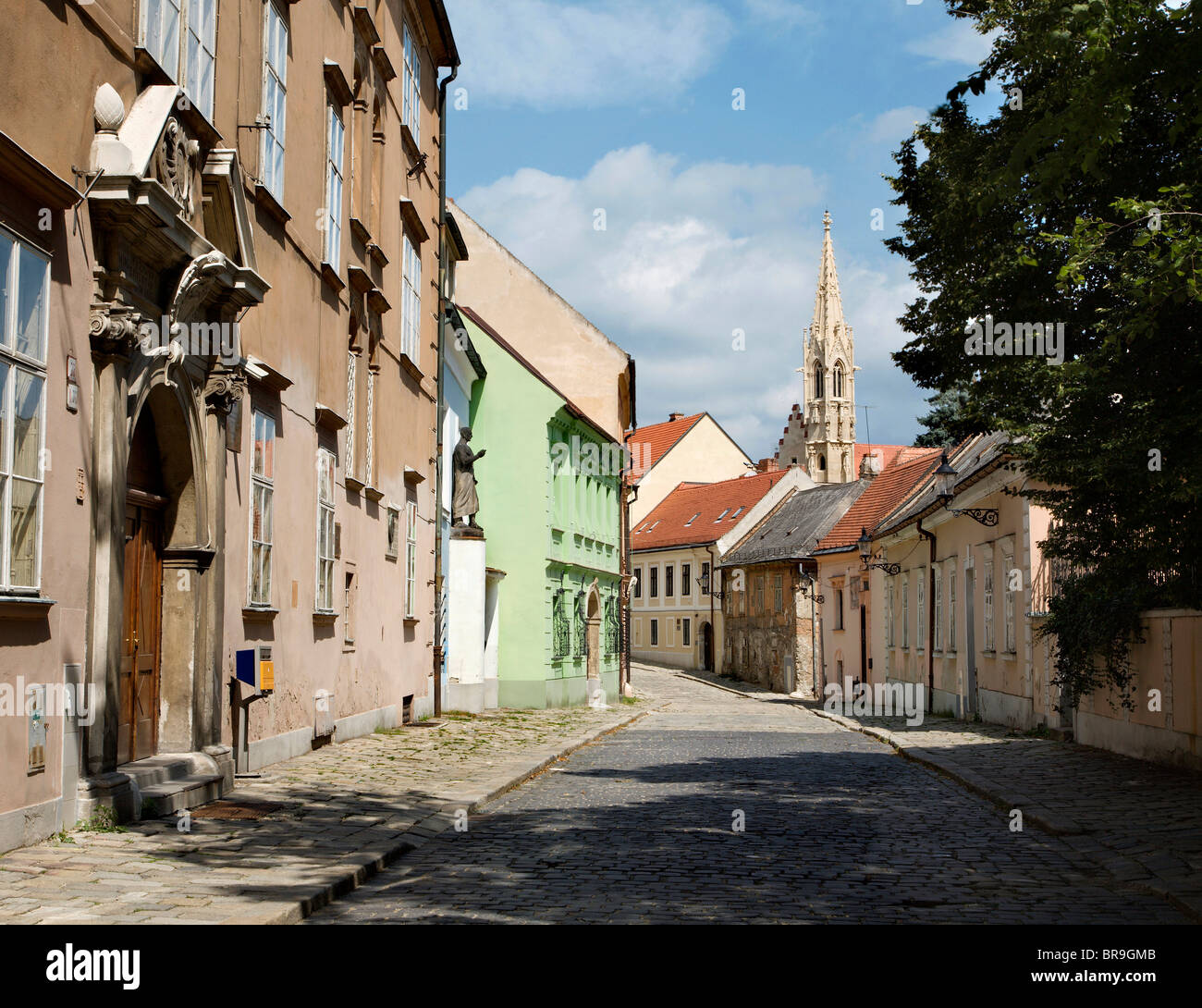 Bratislava - Kaputilska Klarisky streeet et tour gothique Banque D'Images