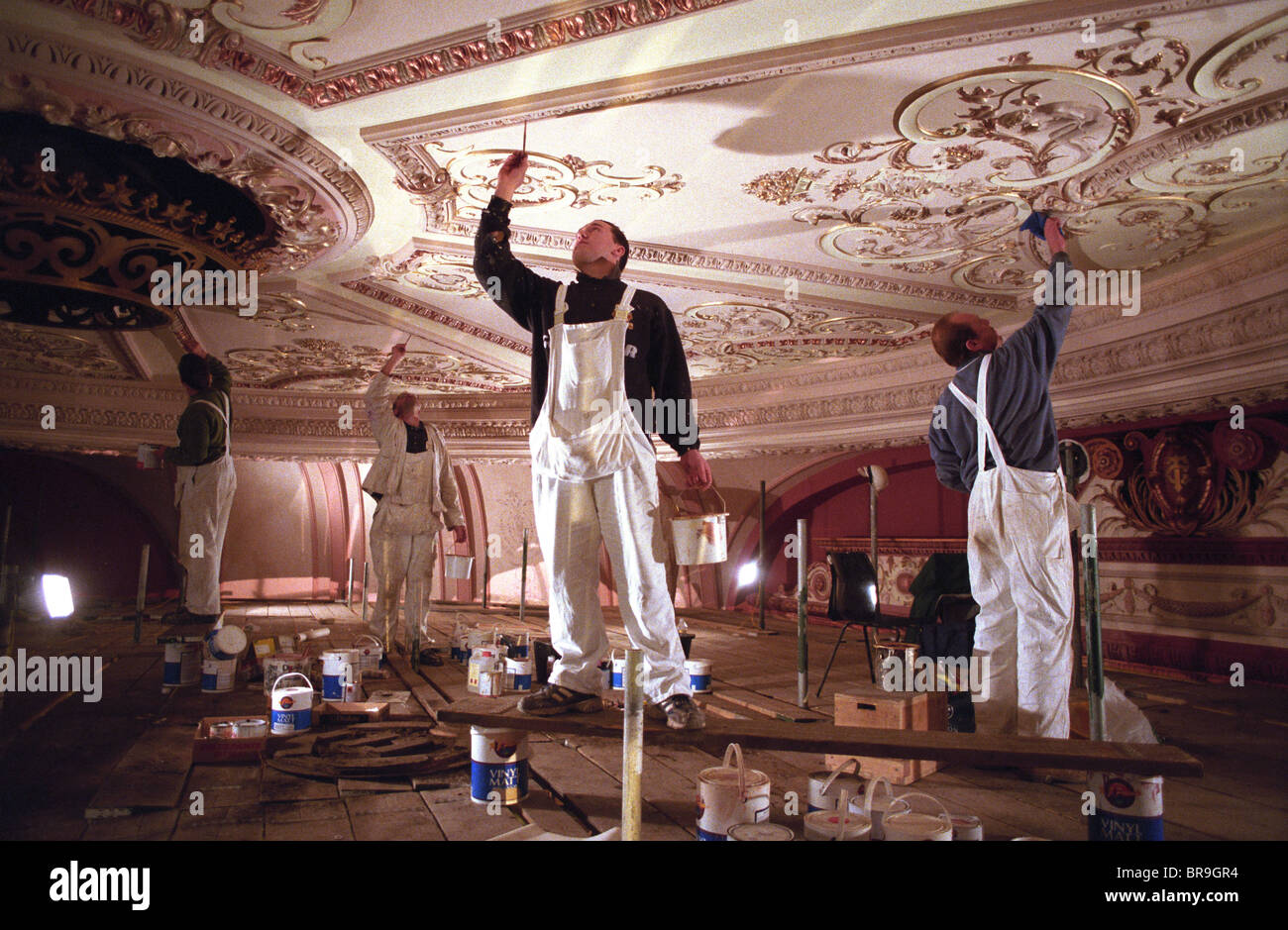 Décorateurs qualifiés en plâtre décoratif peinture plafond dans le Grand Theatre Wolverhampton 1995 Banque D'Images