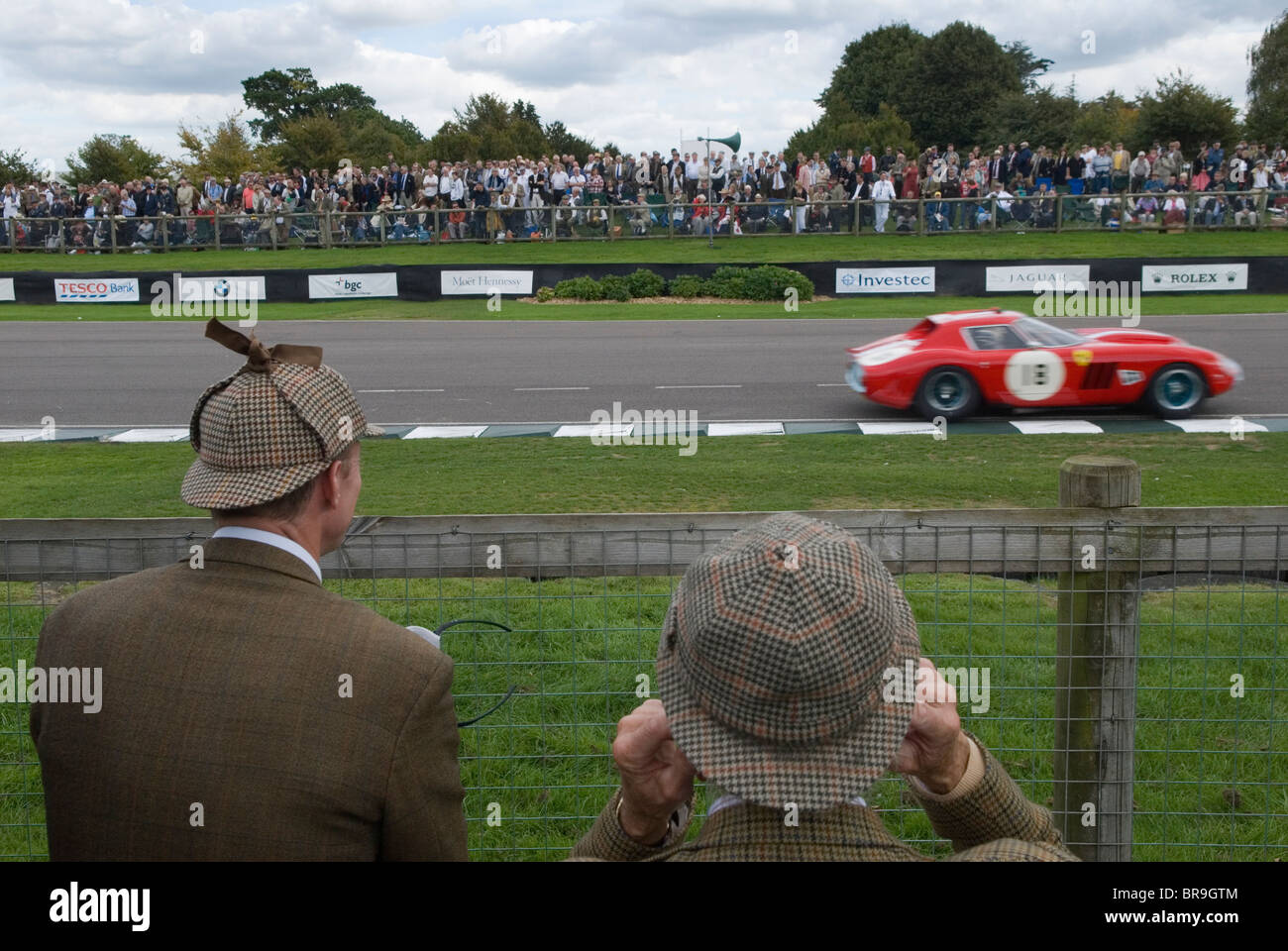 Hommes portant des chapeaux de harceleur de chevreuil en tweed Goodwood Festival of Speed. Goodwood Sussex. Hommes dans leurs tweeds de chasse, ils ont oublié d'apporter des protecteurs d'oreilles. ROYAUME-UNI DES ANNÉES 2020 2010 HOMER SYKES Banque D'Images