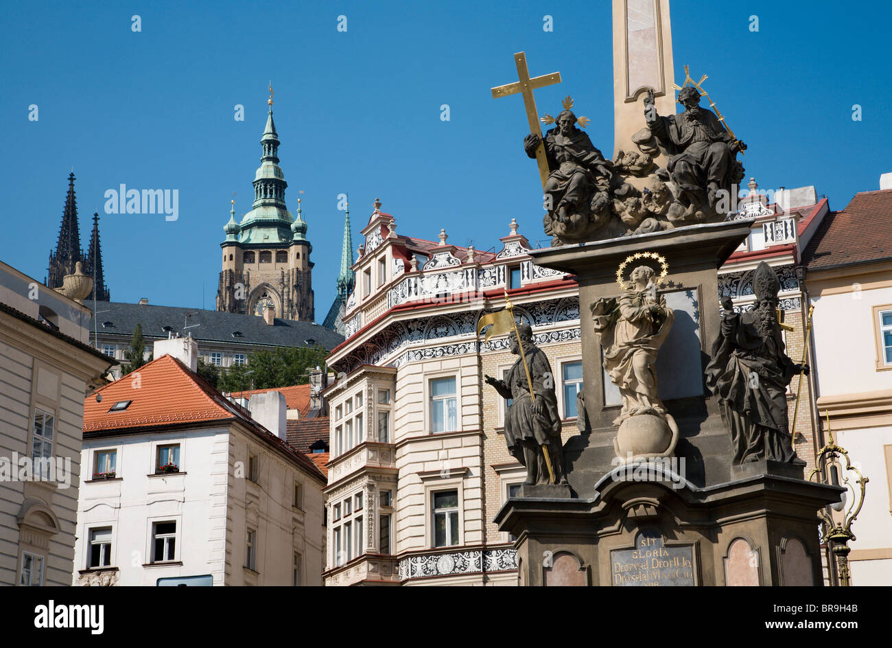 Prague - la colonne baroque de la Sainte Trinité et de la tour de st. La cathédrale Saint-Guy Banque D'Images