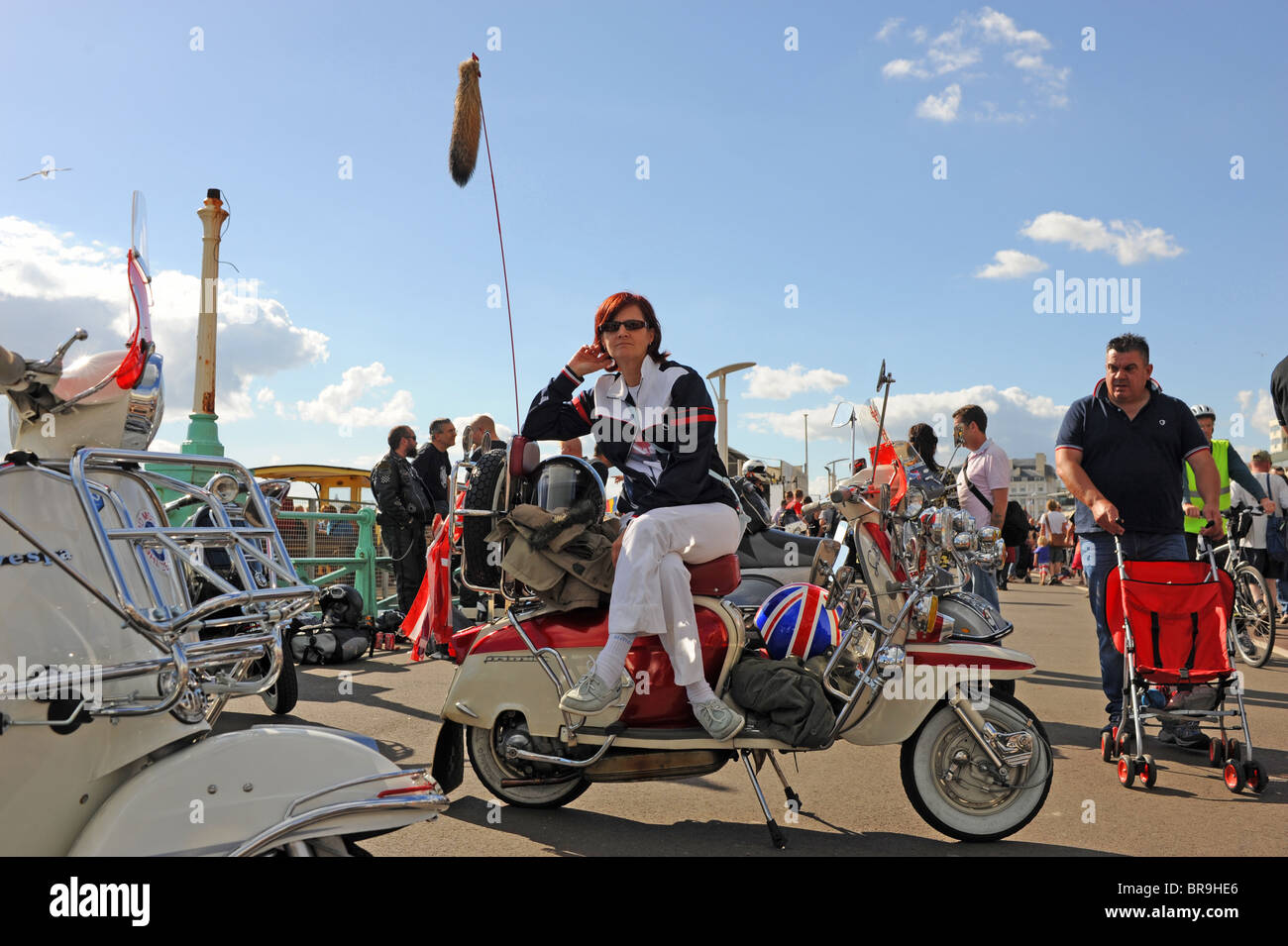 Femme assise sur un scooter à l'Ace Cafe Reunion réunion pour les motards un événement annuel qui se déroule sur le front de mer de Brighton UK Banque D'Images