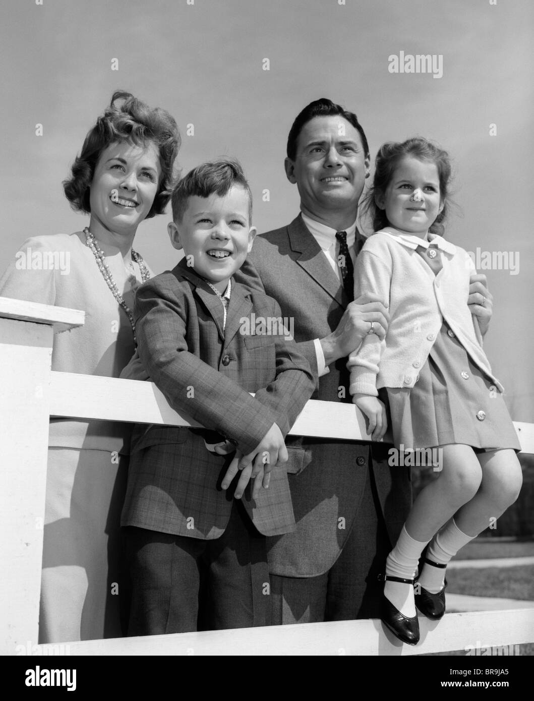 1960 Portrait de famille PAPA MAMAN DEUX ENFANTS PAR WHITE FENCE Banque D'Images