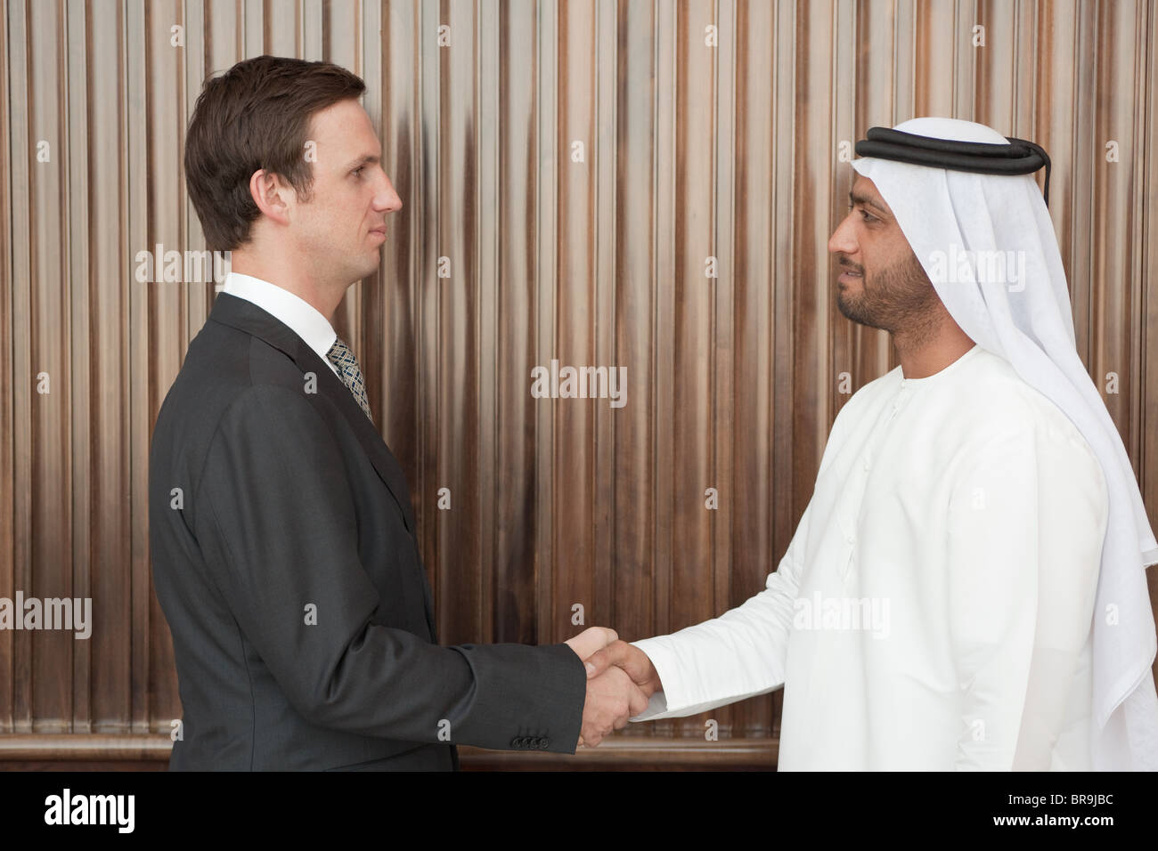 L'Ouest et du Moyen-Orient businessmen shaking hands Banque D'Images