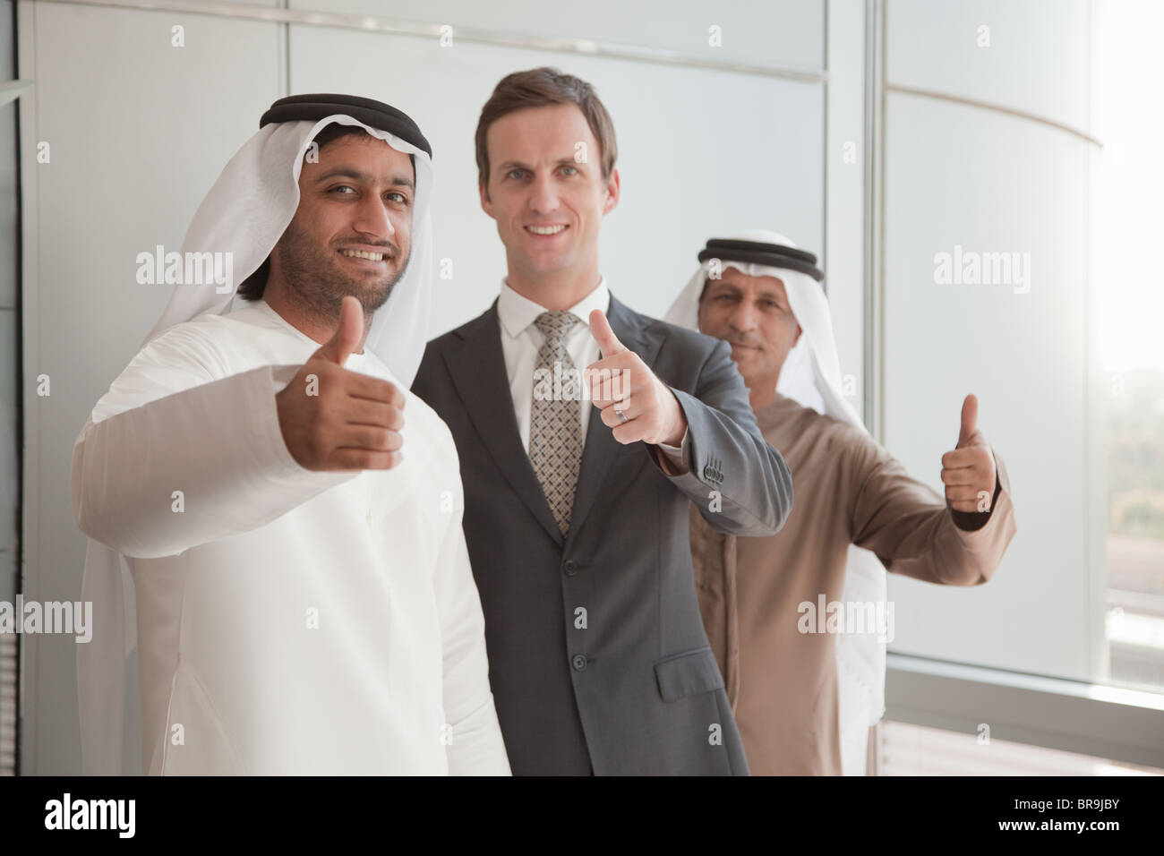 Les hommes d'affaires de l'ouest et du Moyen-Orient giving Thumbs up Banque D'Images