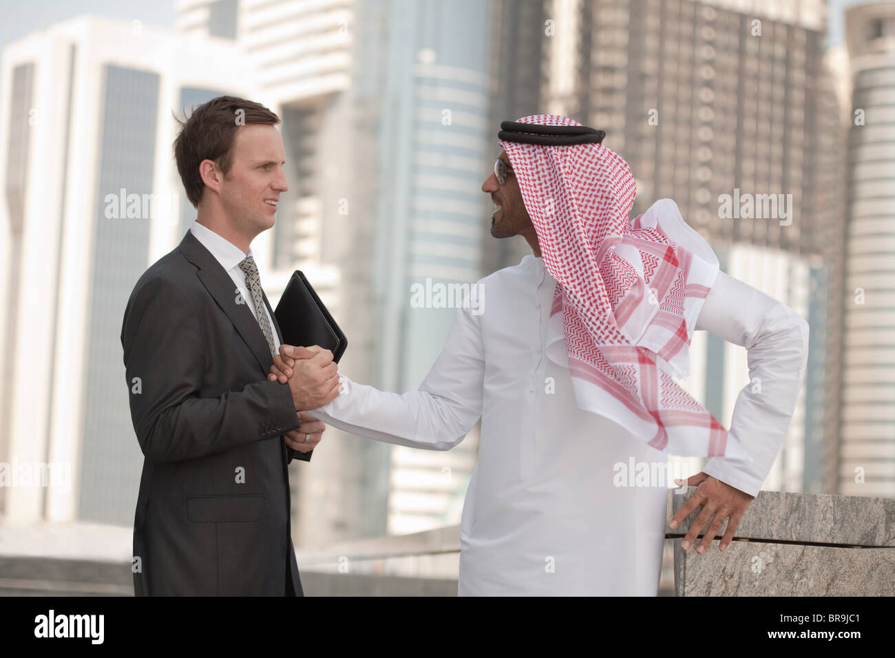 L'Ouest et du Moyen-Orient businessmen shaking hands Banque D'Images