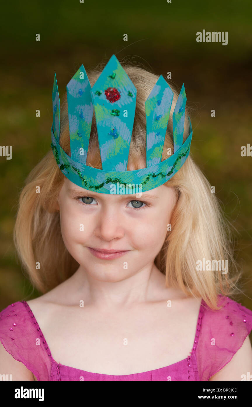 Jeune fille en robe et chapeau de fête Banque D'Images