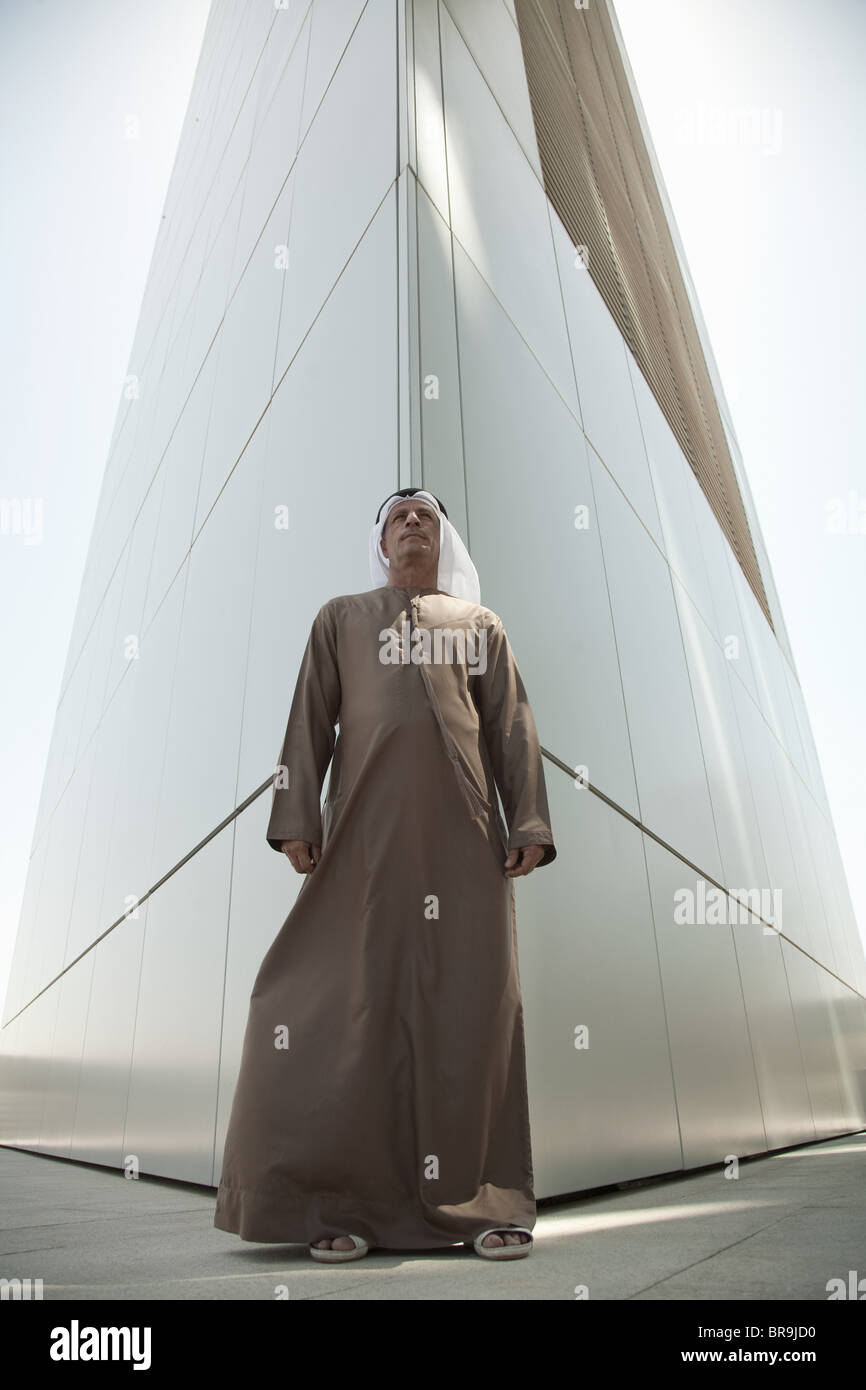 L'homme moyen-orientale par bâtiment dubaï moderne Banque D'Images