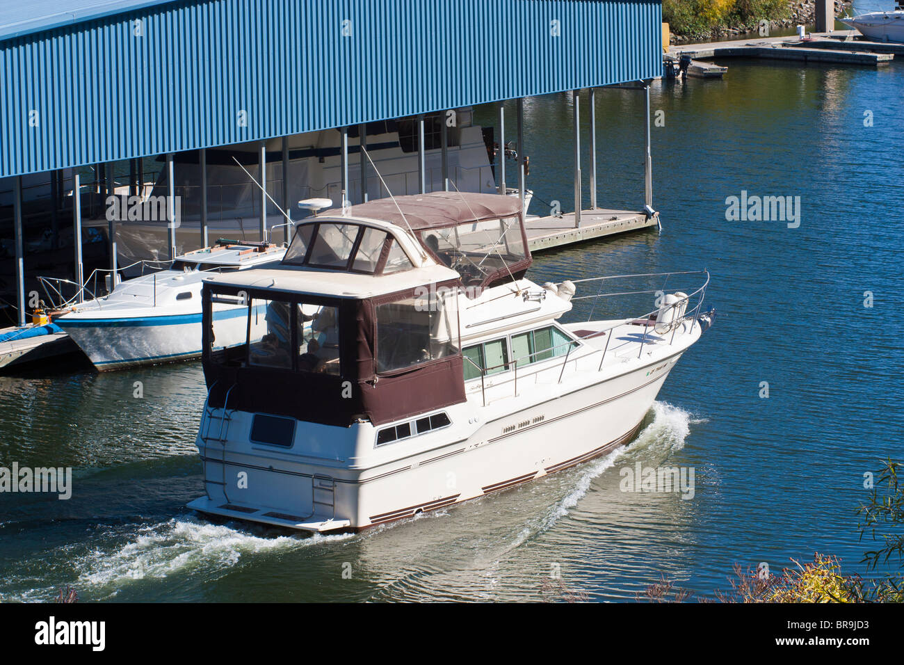 Navire de plaisance en laissant le Sacramento Marina sur la rivière Sacramento Sacramento en Californie Banque D'Images