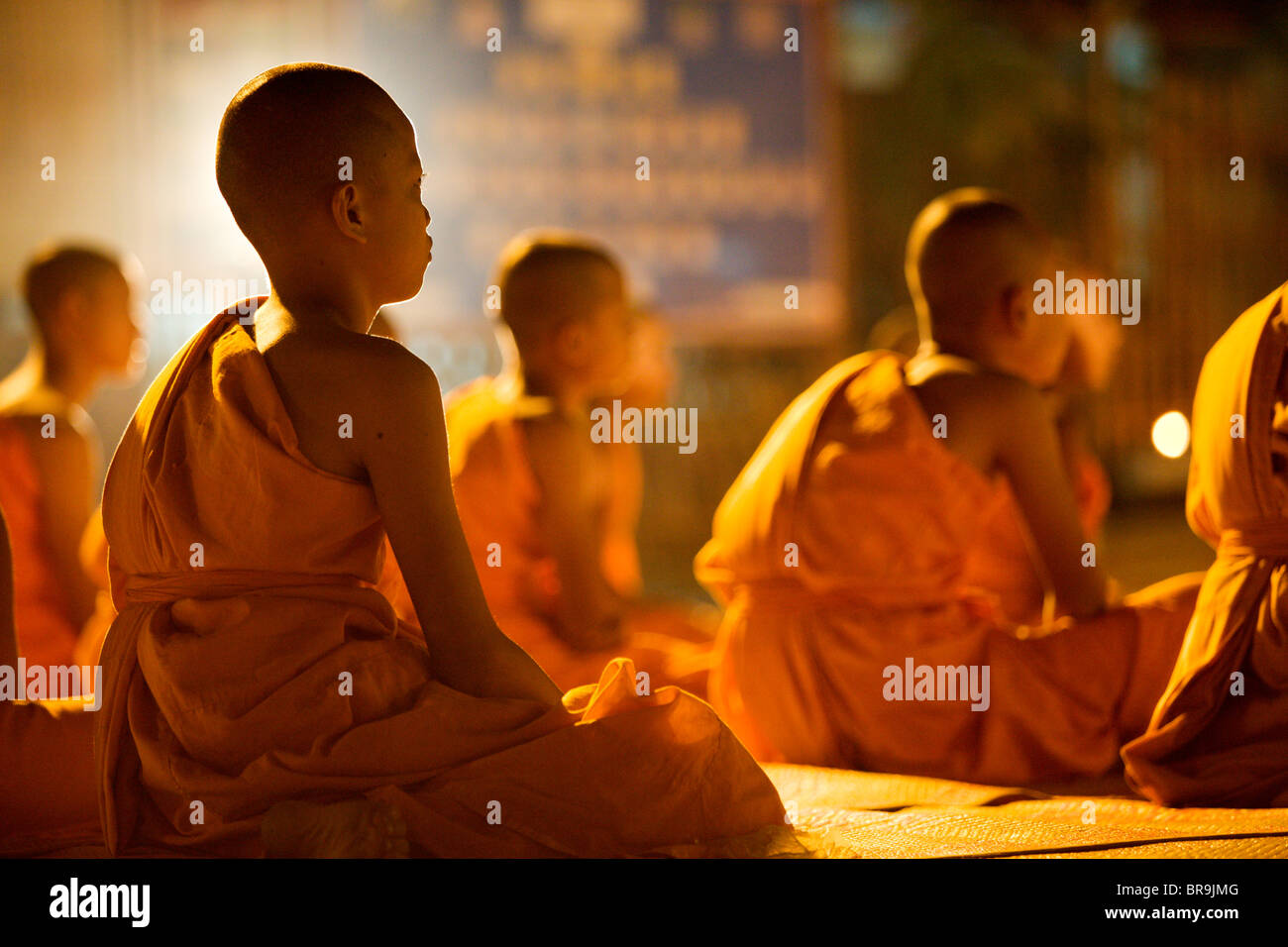 Les moines novices assis patiemment au cours de cérémonie à Wat Chiang Mai Thaïlande Pantao lumineux. Banque D'Images Les moines novices assis patiemment au cours de cérémonie à Wat Chiang Mai Thaïlande Pantao lumineux. Banque D'Images