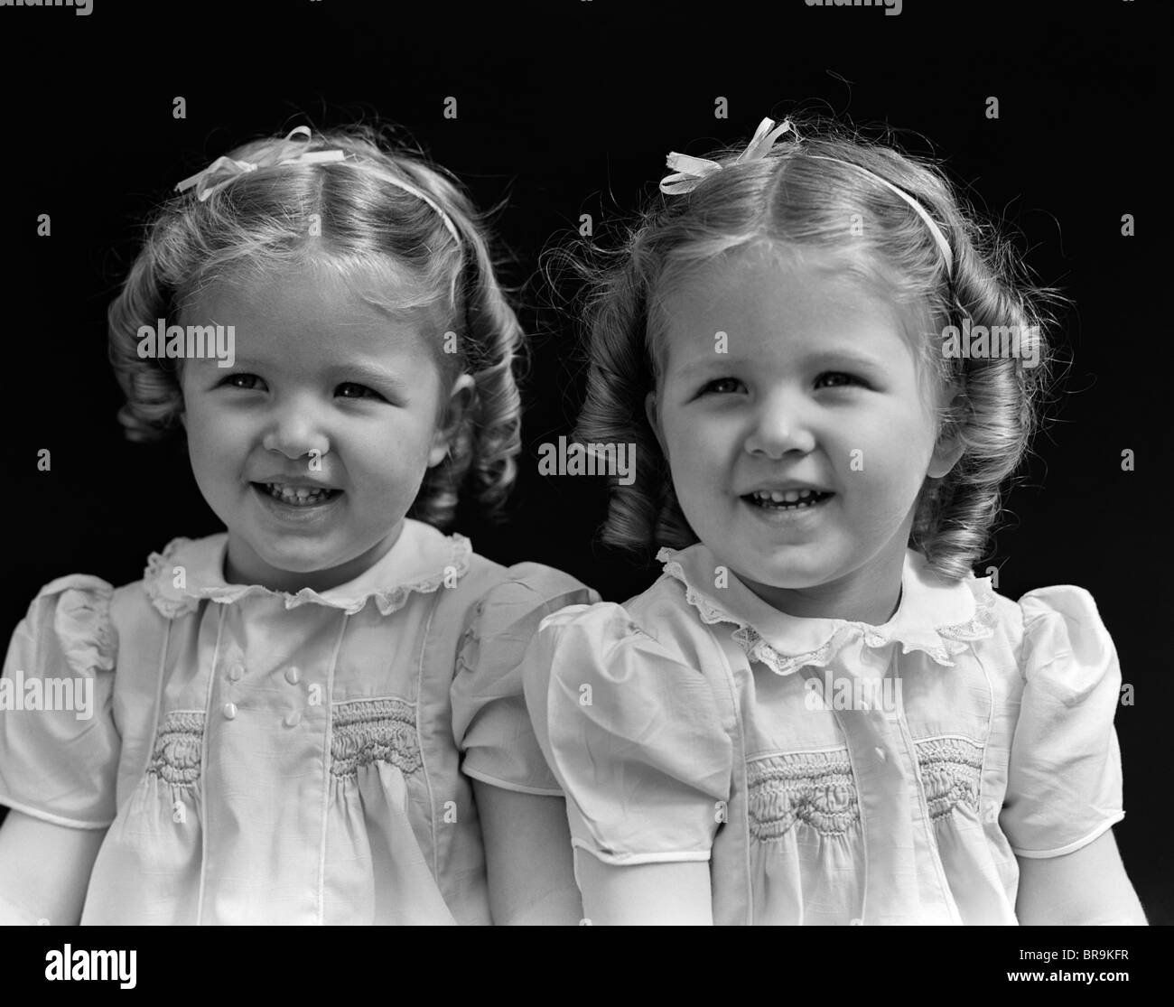 1930 TWIN GIRLS SMILING PORTRAIT Banque D'Images