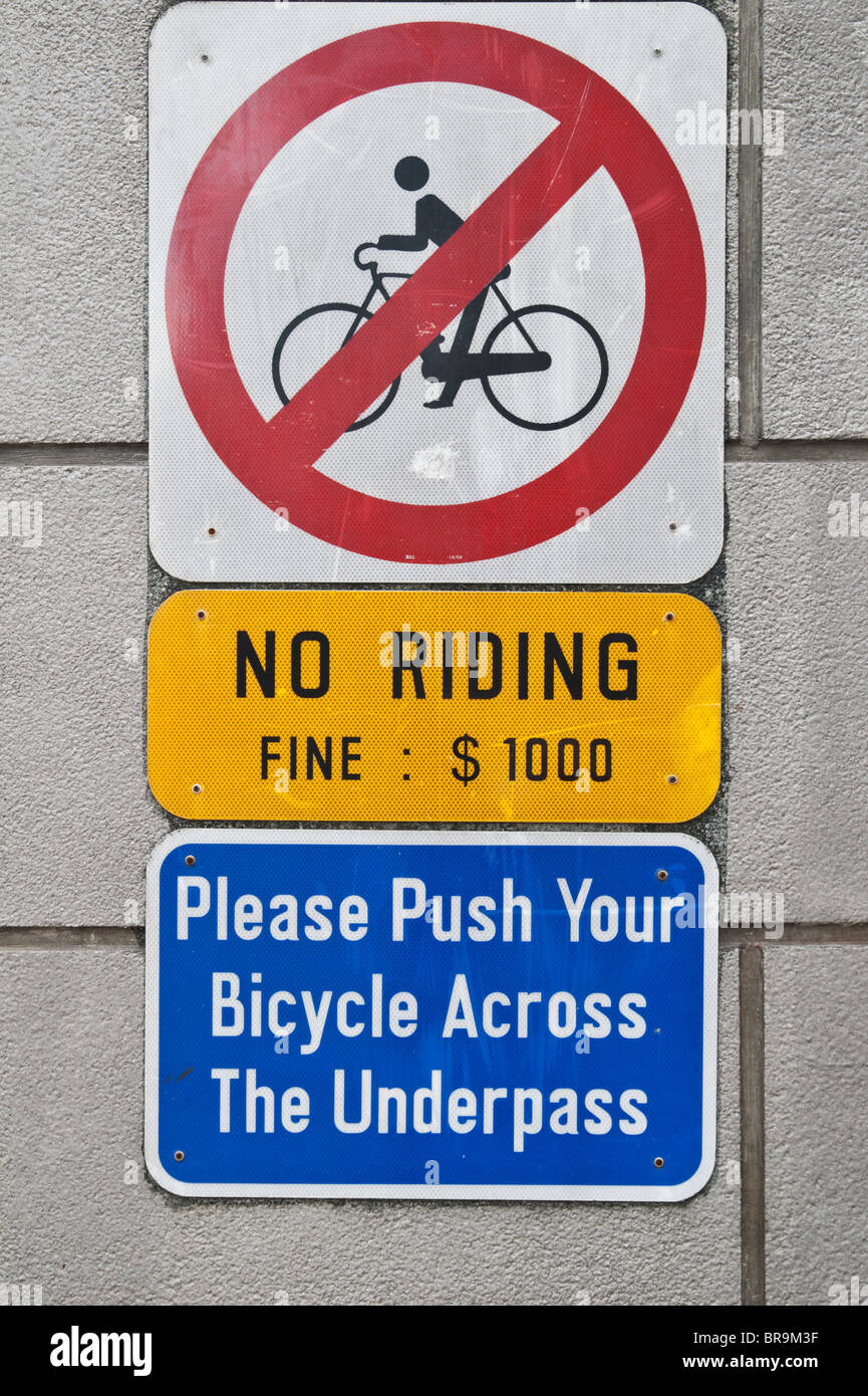 Pas de vélo signe sur l'entrée d'un passage souterrain pour piétons en friendly Singapour Banque D'Images
