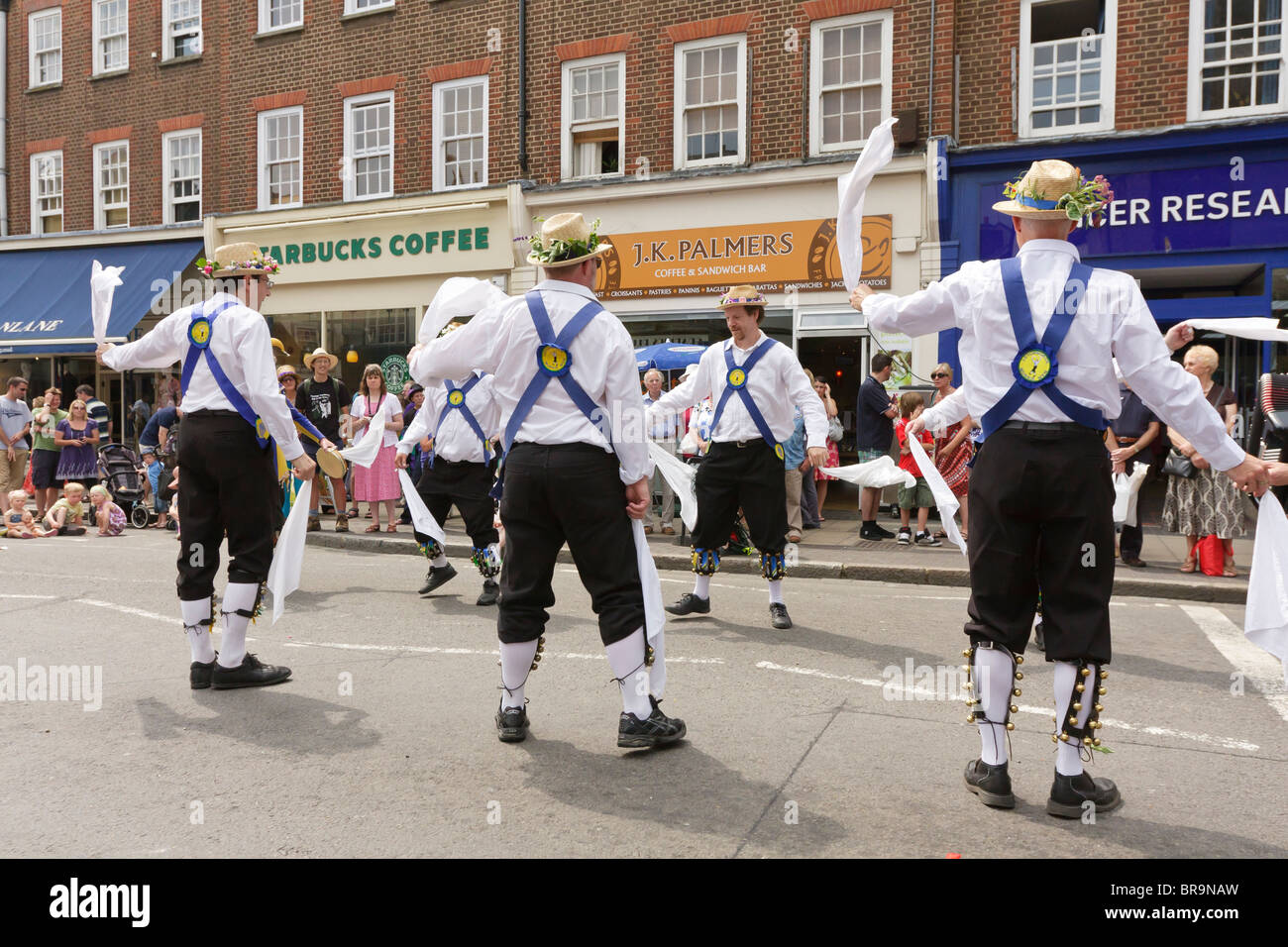 Les membres du Letchworth Morris Men effectuant la danse style Cotswold à St Albans Festival 2010 Banque D'Images