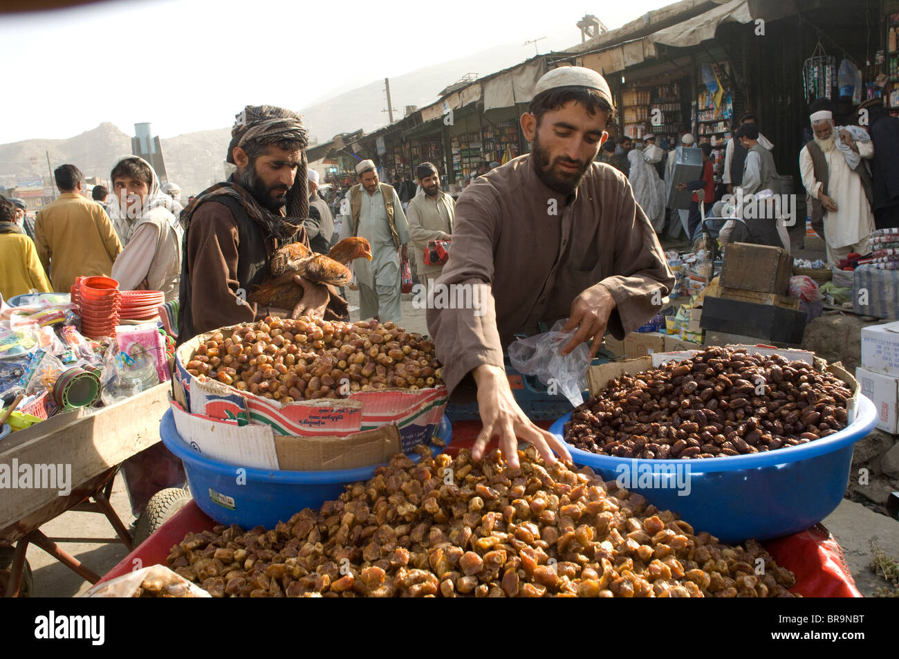 L'homme à la vente du marché dates. Kaboul, Afghanistan Banque D'Images