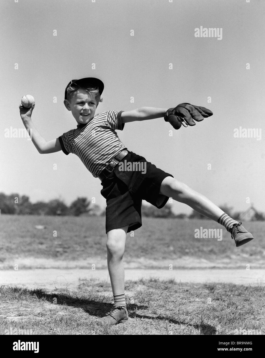 1930 BASEBALL LANCER PITCHING GARÇON Banque D'Images