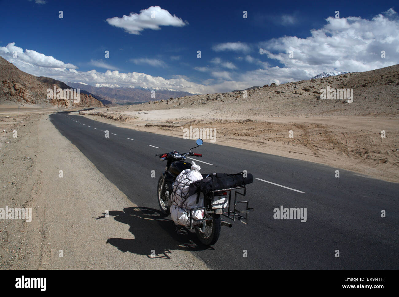 Enfield moto au Ladakh. Banque D'Images