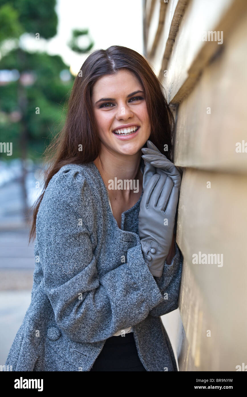 Jeune femme en manteau d'hiver et des gants smiling Banque D'Images