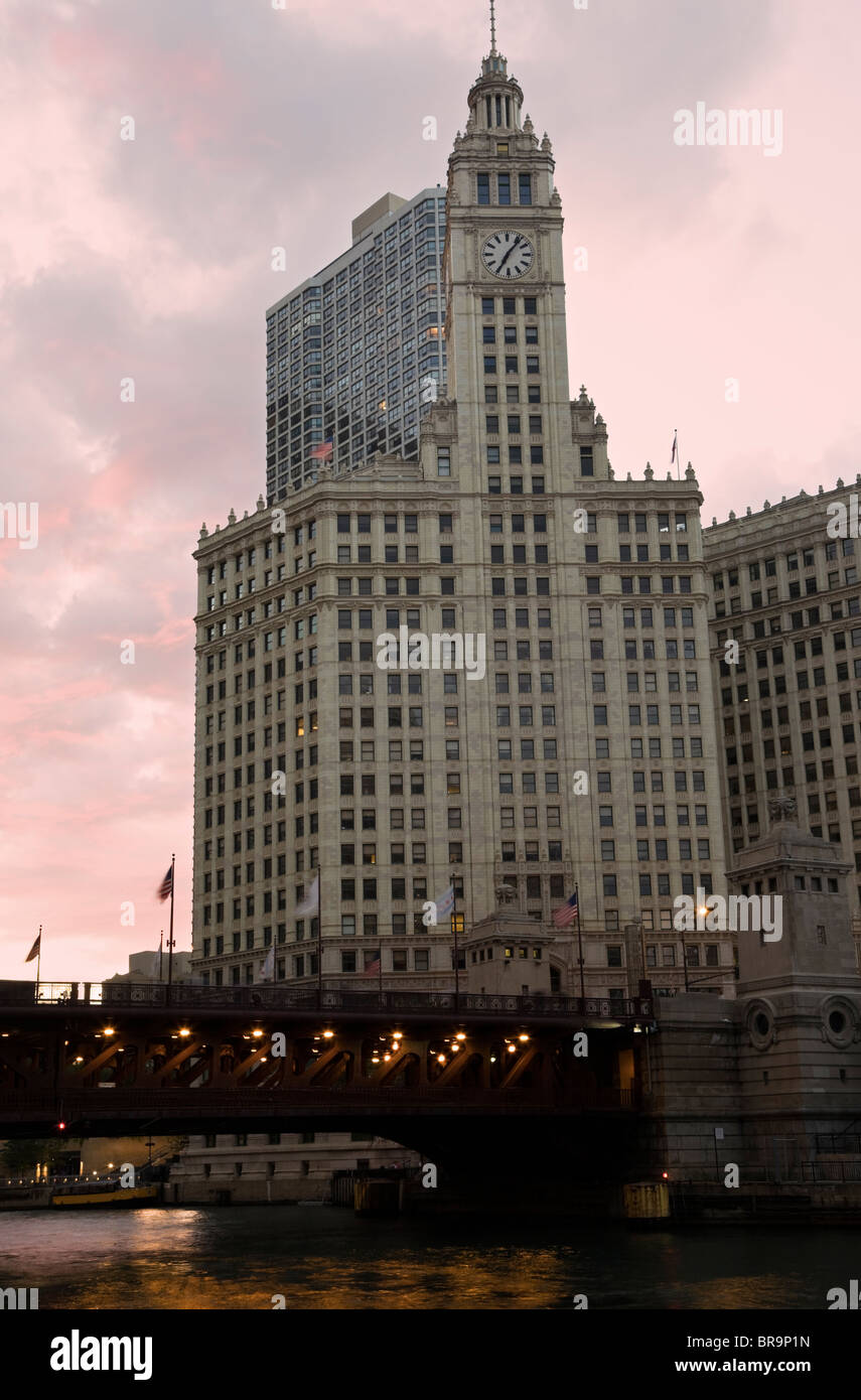 Wrigley Building au coucher du soleil Banque D'Images