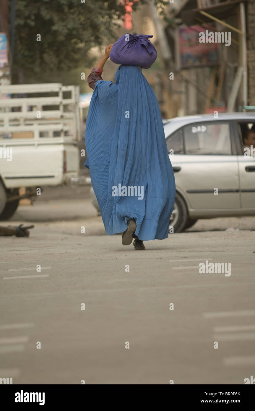 Femme en burqa marche de marché dans Kaboul, Afghanistan Banque D'Images
