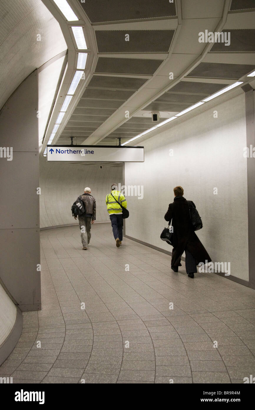 Les gens qui marchent par tunnel vers le nord de l'activité Banque D'Images