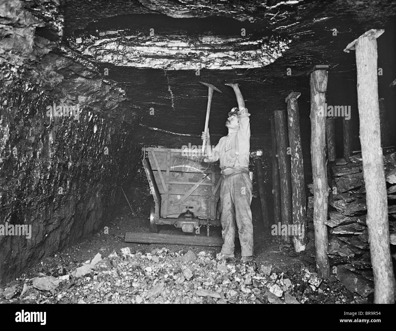 Vintage photo vers 1923 d'un mineur au travail dans une mine de charbon non identifiés aux USA. Banque D'Images