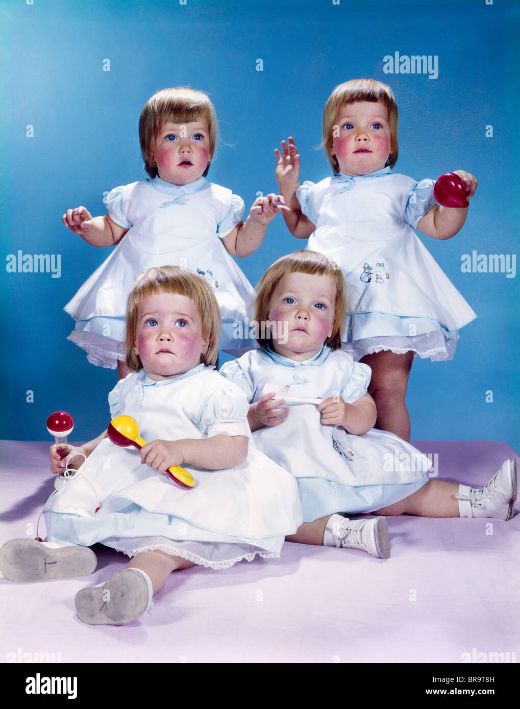 Années 1950 Années 1960 PORTRAIT DE QUADRUPLÉS 4 Filles aux cheveux rouges portant deux robes 2 Assis Debout Banque D'Images