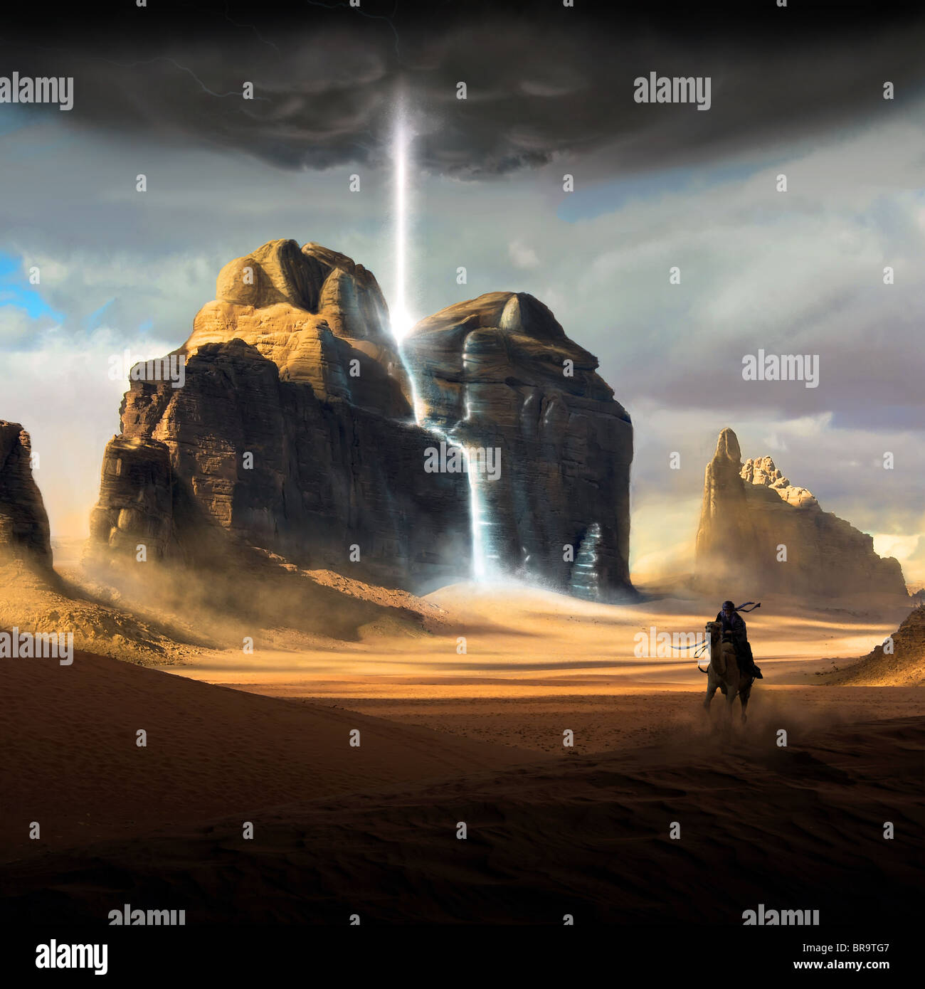 Un cavalier (peint) à cheval sur les dunes du désert et l'exécution d'un portail temporel ouvert par un éclair dans la montagne. Banque D'Images