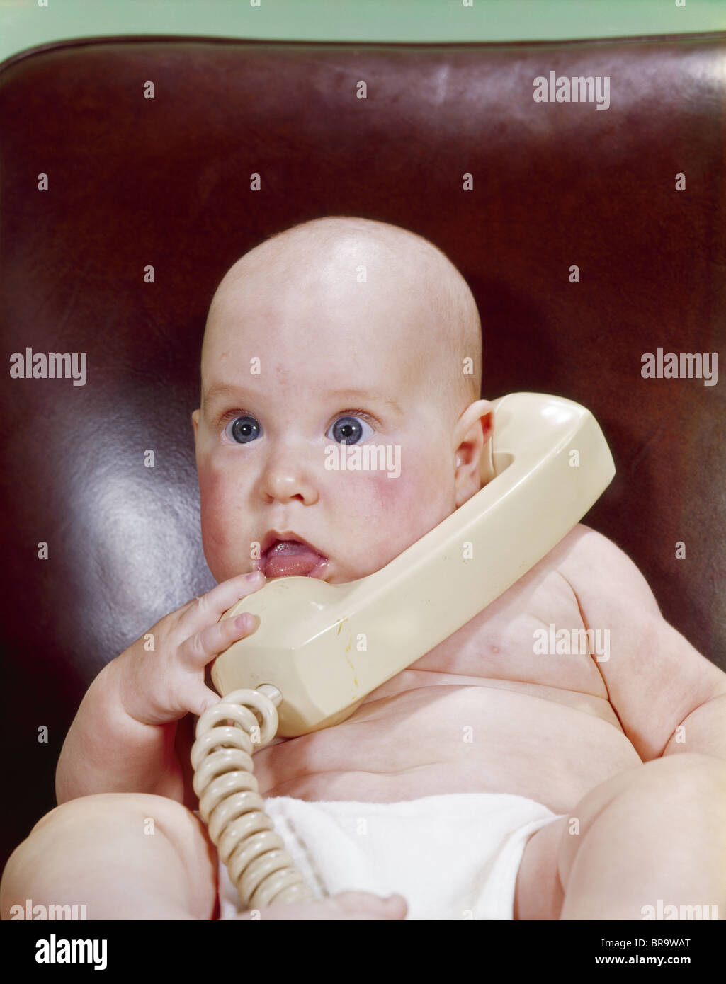 1960 Fauteuil En Cuir Bebe Joufflu Talking On Telephone Photo Stock Alamy