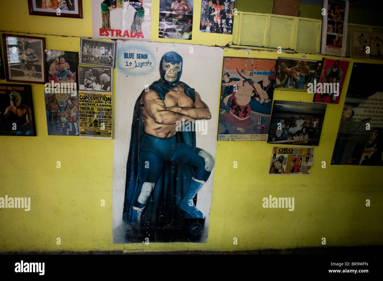 Wrestling posters accrocher au mur à une école de catch mexicain de Lucha Libre à Mexico Banque D'Images