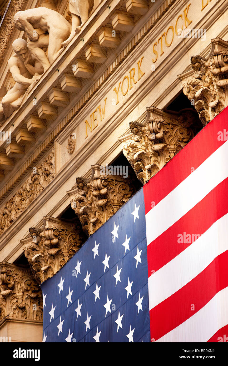 Drapeau américain géant à l'avant de l'Édifice de la Bourse de New York dans le Lower Manhattan, New York City, USA Banque D'Images