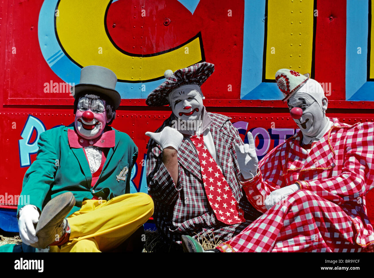 1970 Trois clowns de cirque dans des costumes colorés et des chapeaux Photo  Stock - Alamy